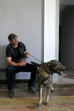 Bahnpolizeichef Robert in Zivil mit seinem Hund