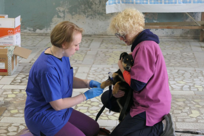 Tieraerztin Julia und Nastja bei der Vorbereitung